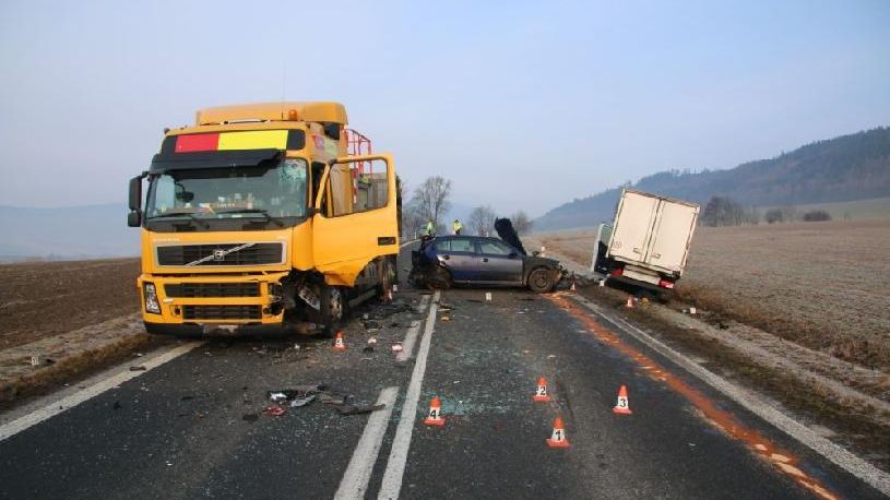 Při nehodě tří aut na Šumpersku zemřel řidič